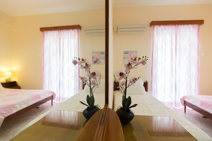 Imagen de la habitación del Pensión Akrogiali, Amarynthos. Foto 2