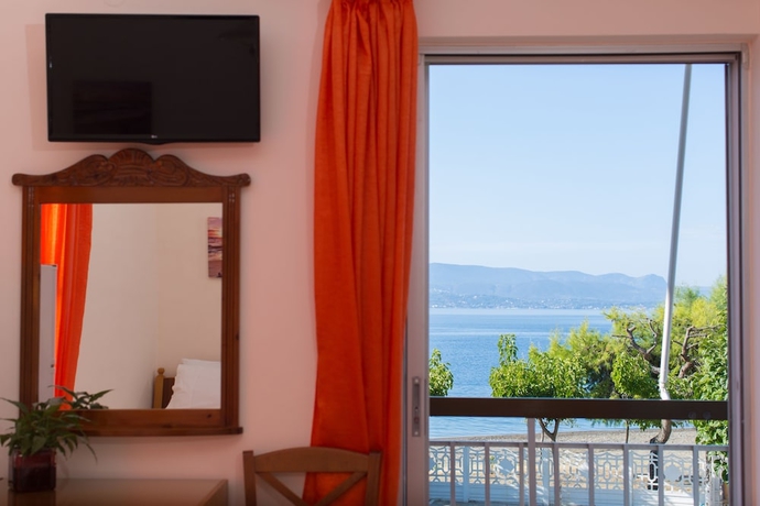 Imagen de la habitación del Pensión Akrogiali, Amarynthos. Foto 4