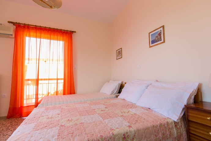 Imagen de la habitación del Pensión Akrogiali, Amarynthos. Foto 5