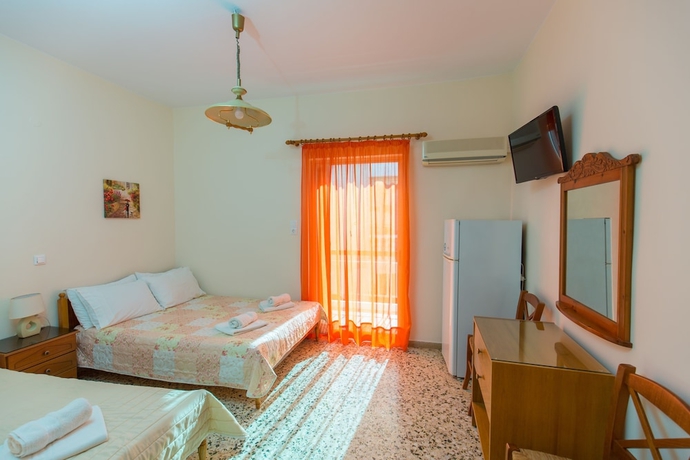 Imagen de la habitación del Pensión Akrogiali, Amarynthos. Foto 6