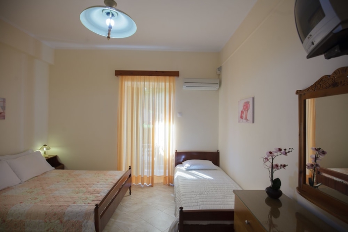 Imagen de la habitación del Pensión Akrogiali, Amarynthos. Foto 7