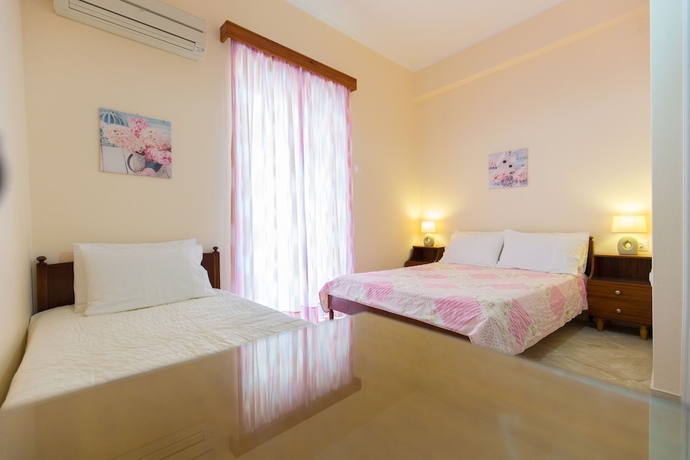 Imagen de la habitación del Pensión Akrogiali, Amarynthos. Foto 8
