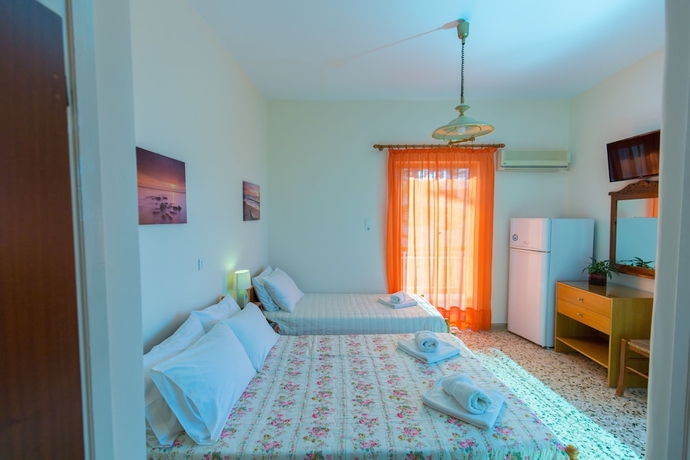 Imagen de la habitación del Pensión Akrogiali, Amarynthos. Foto 10