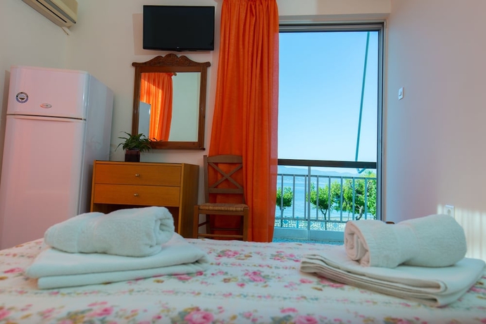 Imagen de la habitación del Pensión Akrogiali, Amarynthos. Foto 13
