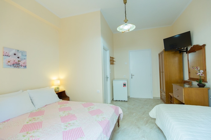 Imagen de la habitación del Pensión Akrogiali, Amarynthos. Foto 14