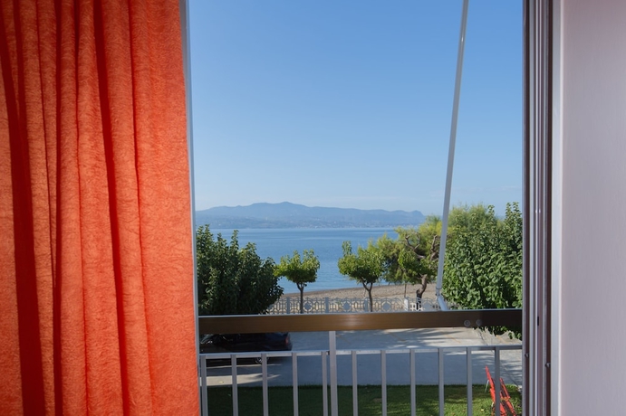 Imagen de la habitación del Pensión Akrogiali, Amarynthos. Foto 15