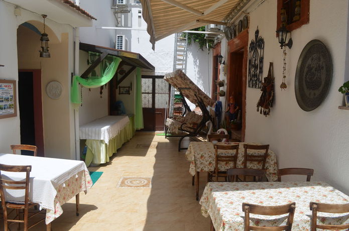 Imagen del bar/restaurante del Pensión Bonjour, Ayvalik. Foto 4