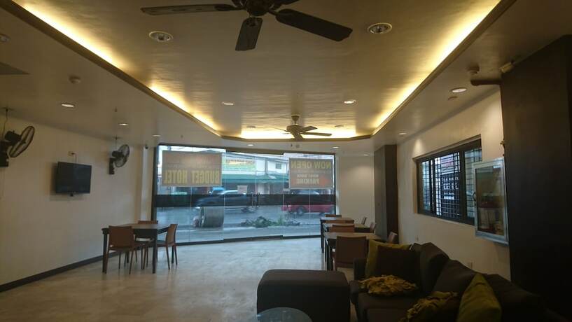 Imagen del bar/restaurante del Pensión Calamba Plaza. Foto 9