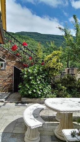 Imagen de los exteriores del Pensión Casa David Triacastela. Foto 6