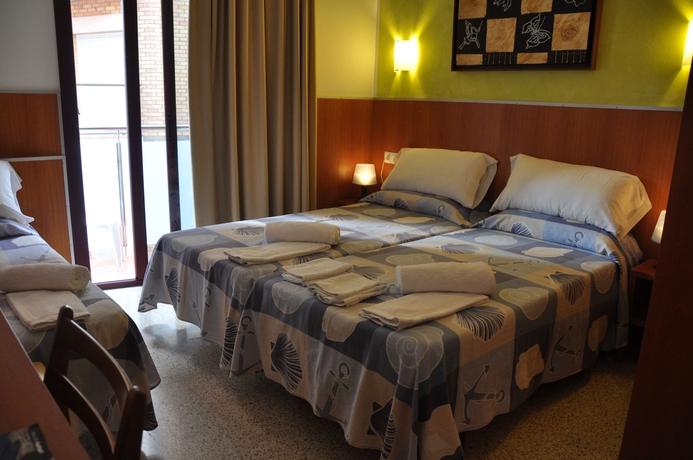 Imagen de la habitación del Pensión El Amigo, Lloret de Mar. Foto 9