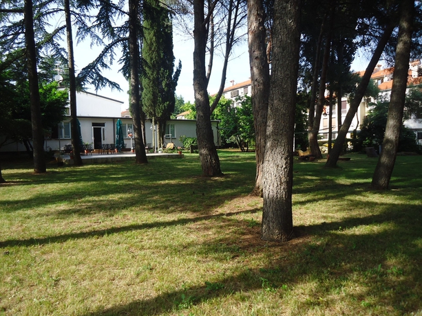 Imagen de los exteriores del Pensión Emaus. Foto 9