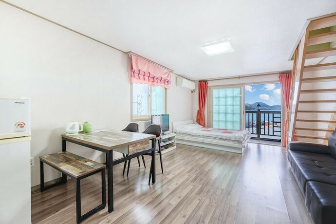 Imagen general del Pensión Geoje Evergreenandpinetree Pension. Foto 1