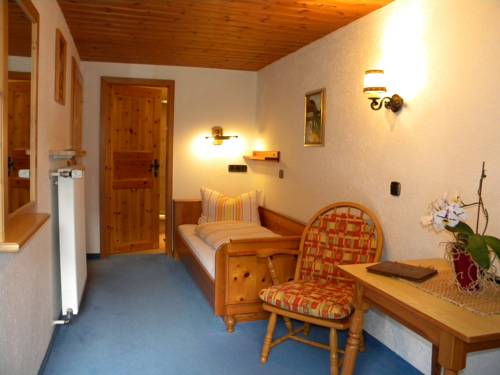 Imagen de la habitación del Pensión Hubertus am Thumsee - Ruhe Fr&uuml;hst&uuml;ck und Alpenpanorama. Foto 7