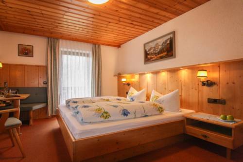 Imagen de la habitación del Pensión Hubertus am Thumsee - Ruhe Fr&uuml;hst&uuml;ck und Alpenpanorama. Foto 11