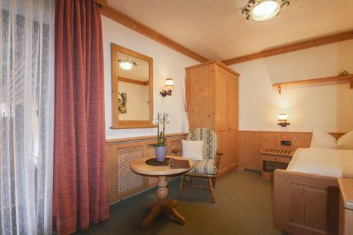 Imagen de la habitación del Pensión Hubertus am Thumsee - Ruhe Fr&uuml;hst&uuml;ck und Alpenpanorama. Foto 15