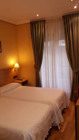 Imagen de la habitación del Pensión La Concha, San Sebastián. Foto 5