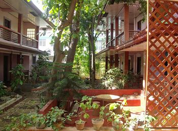 Imagen de los exteriores del Pensión Lola Itang. Foto 6