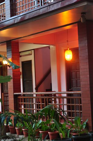 Imagen de los exteriores del Pensión Lola Itang. Foto 14