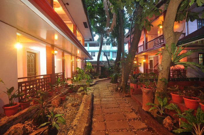 Imagen de los exteriores del Pensión Lola Itang. Foto 16