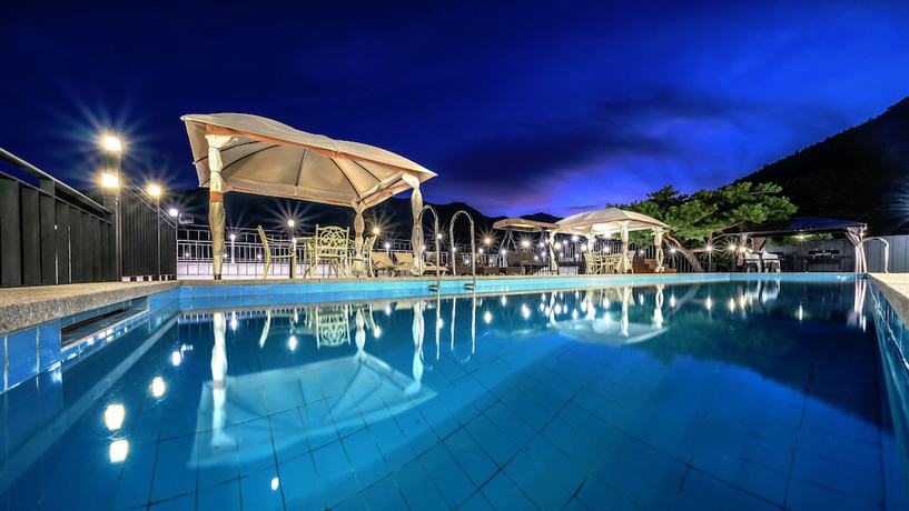 Imagen de la piscina del Pensión Miramonti Pool Villa Pension. Foto 17