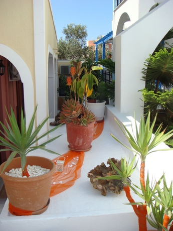 Imagen de los exteriores del Pensión Petros Villa. Foto 12