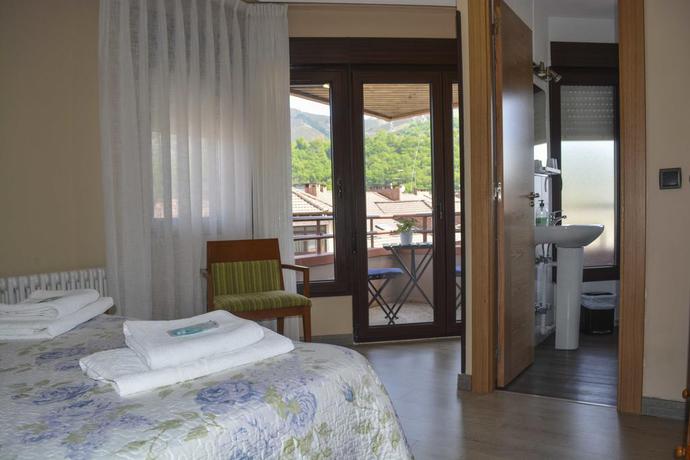 Imagen de la habitación del Pensión Reconquista, Cangas de On&iacute;s. Foto 5