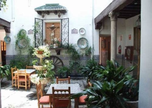 Imagen de los exteriores del Pensión San Joaquín. Foto 10