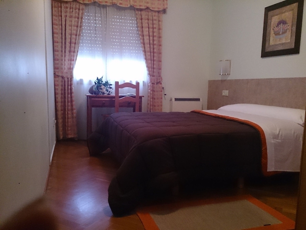 Imagen de la habitación del Pensión Santa Clara, A Coruña. Foto 9