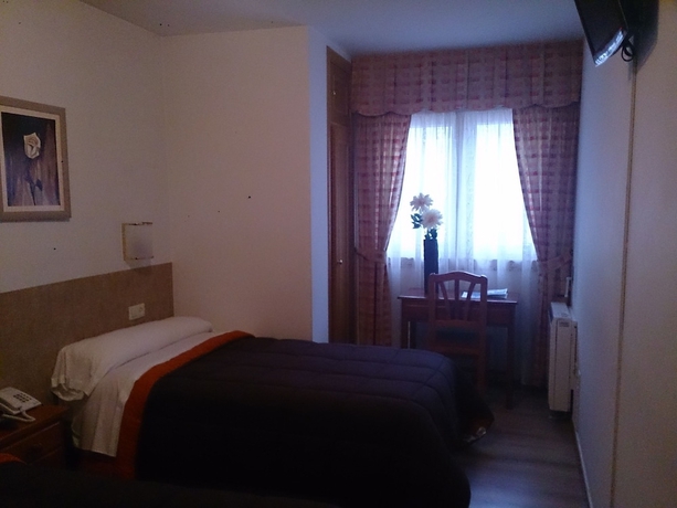 Imagen de la habitación del Pensión Santa Clara, A Coruña. Foto 13