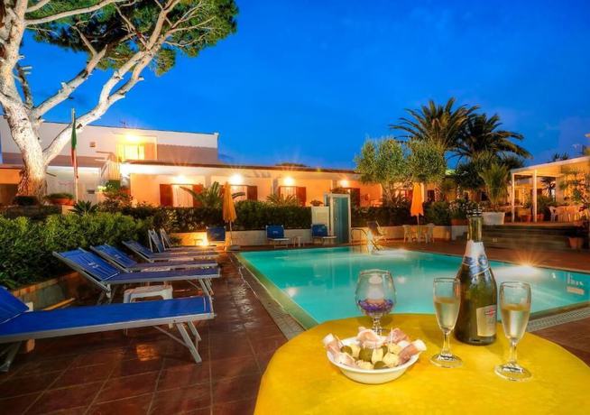 Imagen de la piscina del Pensión Villa Mena. Foto 17
