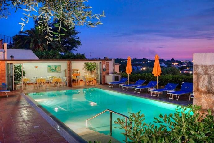 Imagen de la piscina del Pensión Villa Mena. Foto 19