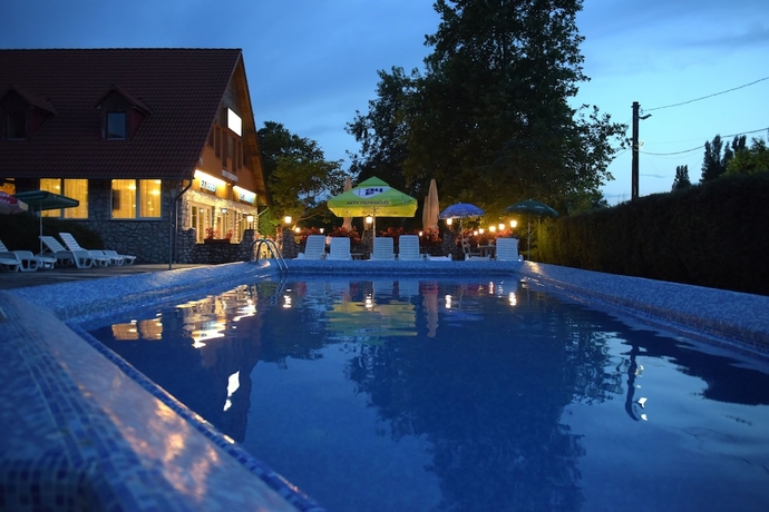 Imagen de la piscina del Pensión Wellness Park. Foto 17