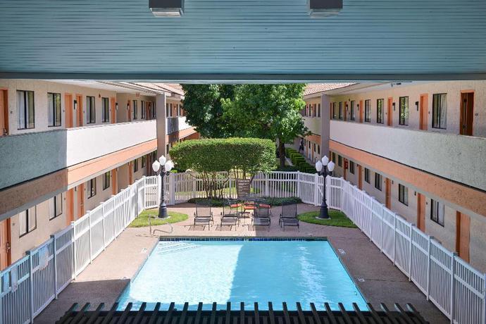 Imagen de la piscina del Pousada Red Roof Inn & Suites Irving. Foto 20