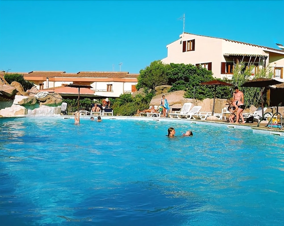 Imagen de la piscina del Residencia Club Esse Residence Capo D'orso. Foto 19