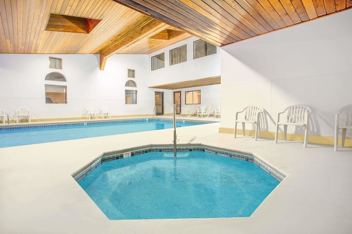 Imagen de la piscina del Residencia Days Inn and Suites By Wyndham Red Rock-gallup. Foto 19