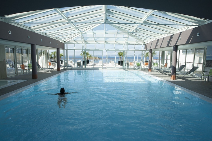 Imagen de la piscina del Residencia Pierre and Vacances R&eacute;sidence Premium Le Coteau Et La Mer. Foto 14