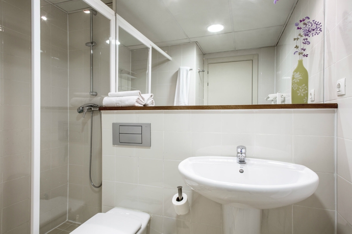 Imagen de la habitación del Residencia Universitaria Giner De Los Ríos - Hostel. Foto 4