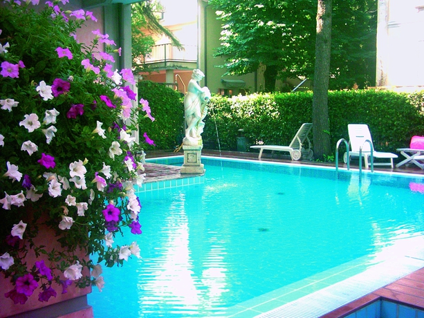 Imagen de la piscina del Residencia Villa Lidia. Foto 14