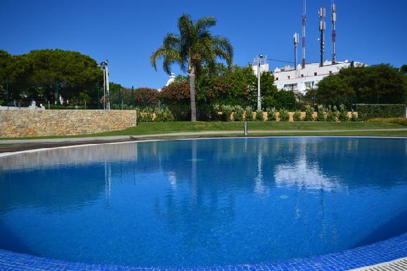 Imagen de la piscina del Resort Hello Villas. Foto 9