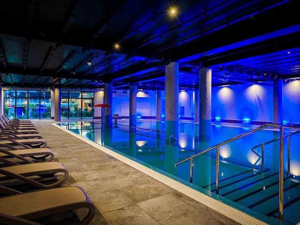 Imagen de la piscina del Resort Kr&oacute;l Plaza Spa and Wellness. Foto 16