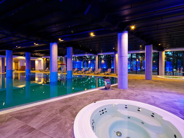 Imagen de la piscina del Resort Kr&oacute;l Plaza Spa and Wellness. Foto 19