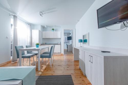 Imagen de la habitación del Resort OŚRODEK KOLONIJNO WCZASOWY MEWA - przy plaży z basenem z podgrzewaną wodą i mini SPA. Foto 4