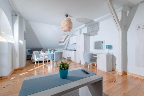 Imagen de la habitación del Resort OŚRODEK KOLONIJNO WCZASOWY MEWA - przy plaży z basenem z podgrzewaną wodą i mini SPA. Foto 5