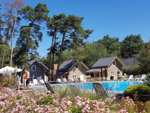 Imagen general del Resort OŚRODEK KOLONIJNO WCZASOWY MEWA - przy plaży z basenem z podgrzewaną wodą i mini SPA. Foto 1