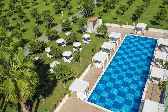 Imagen de la piscina del Resort Utopia y Residence. Foto 16