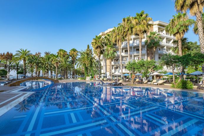 Imagen de la piscina del Resort Utopia y Residence. Foto 17