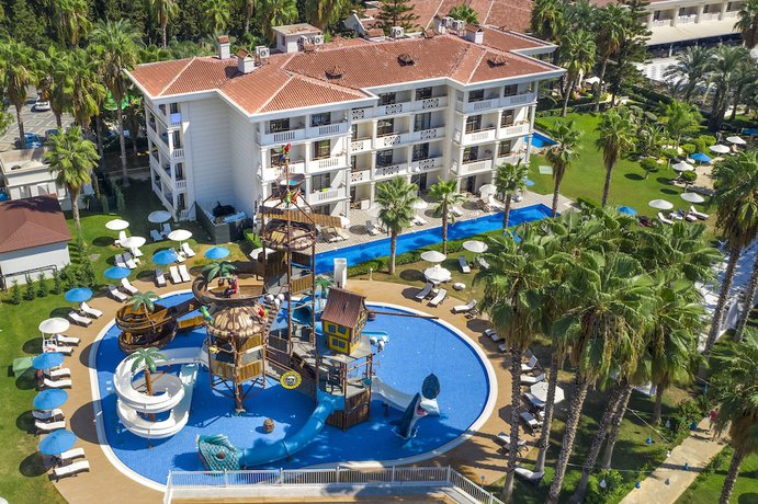 Imagen de la piscina del Resort Utopia y Residence. Foto 19