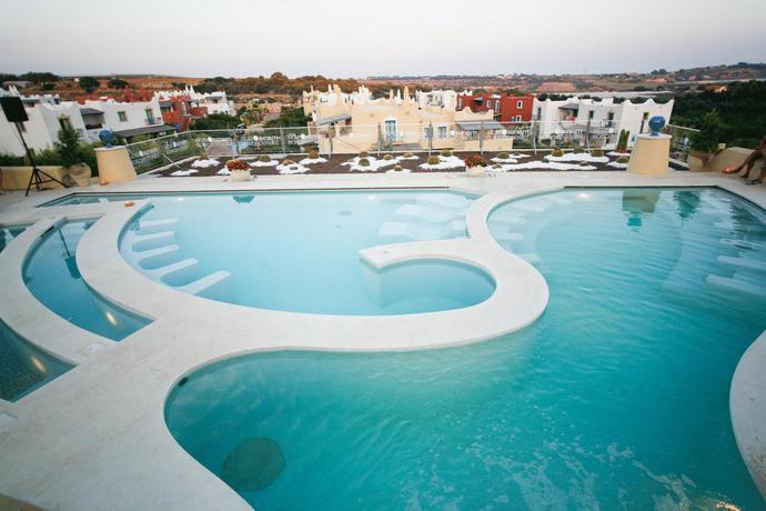 Imagen de la piscina del Resort Voi Marsa Siclà Essentia. Foto 8