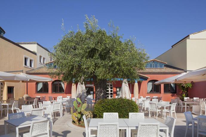 Imagen del bar/restaurante del Resort Voi Marsa Siclà Essentia. Foto 2