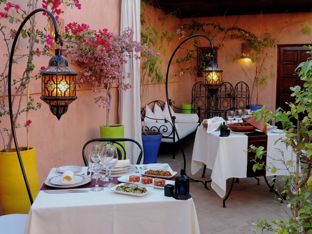 Imagen del bar/restaurante del Riad Al Badia. Foto 4